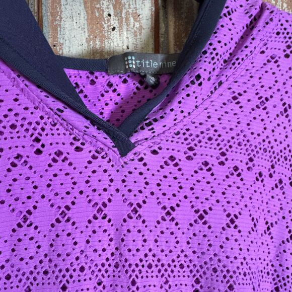 Title Nine Top Woman’s Size Medium Purple Long Sleeve Hooded Lace Cutout Pattern - Picture 2 of 8